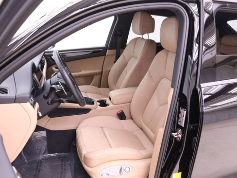 Used 2025 Porsche Macan image 4