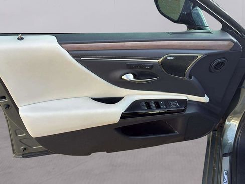 Used 2024 Lexus ES 300h Ultra Luxury w/ Accessory Package (Z2) image 26