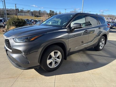 Used 2022 Toyota Highlander LE image 3