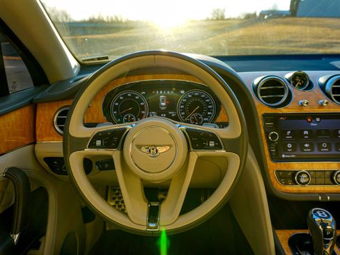 Used 2017 Bentley Bentayga W12 AWD image 15