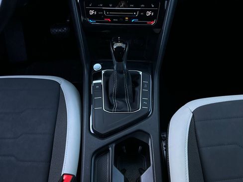 Used 2025 Volkswagen Taos SE image 15