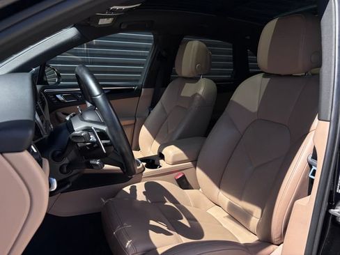 Certified 2022 Porsche Macan AWD/4WD image 5