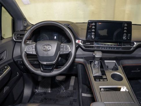 Used 2022 Toyota Sienna XSE image 7