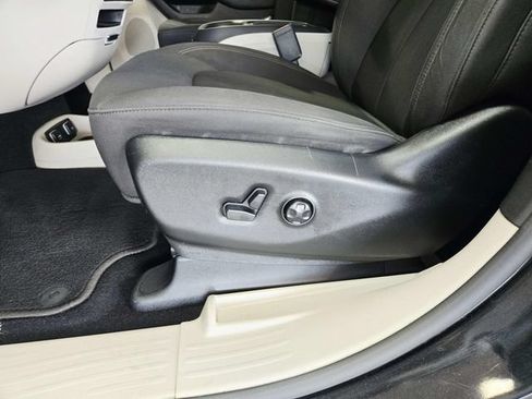 Used 2019 Chrysler Pacifica Touring Plus w/ Advanced Safetytec Group FWD image 35