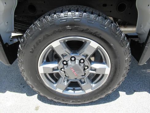 Used 2025 GMC Sierra 2500 SLE AWD/4WD image 8