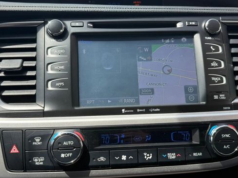 Used 2016 Toyota Highlander XLE image 19