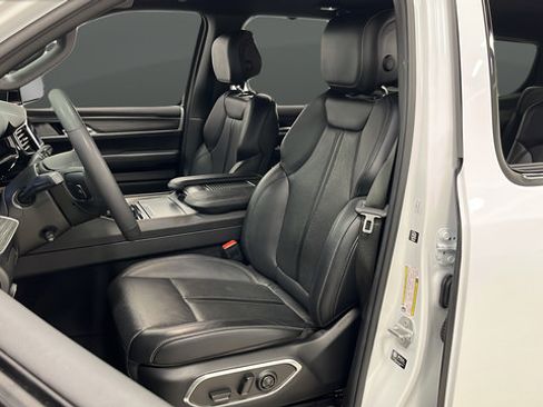 Used 2023 Jeep Wagoneer Series III w/ Convenience Group I AWD/4WD image 9