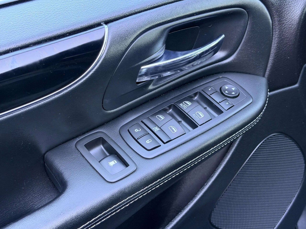 Used 2016 Dodge Grand Caravan SXT FWD image 14