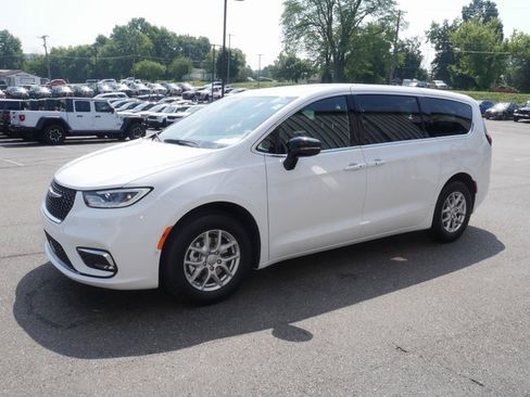 New 2026 Chrysler Pacifica Select image 9