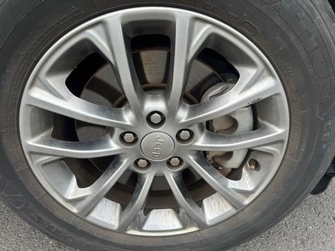 Used 2019 Jeep Cherokee Latitude Plus FWD image 24