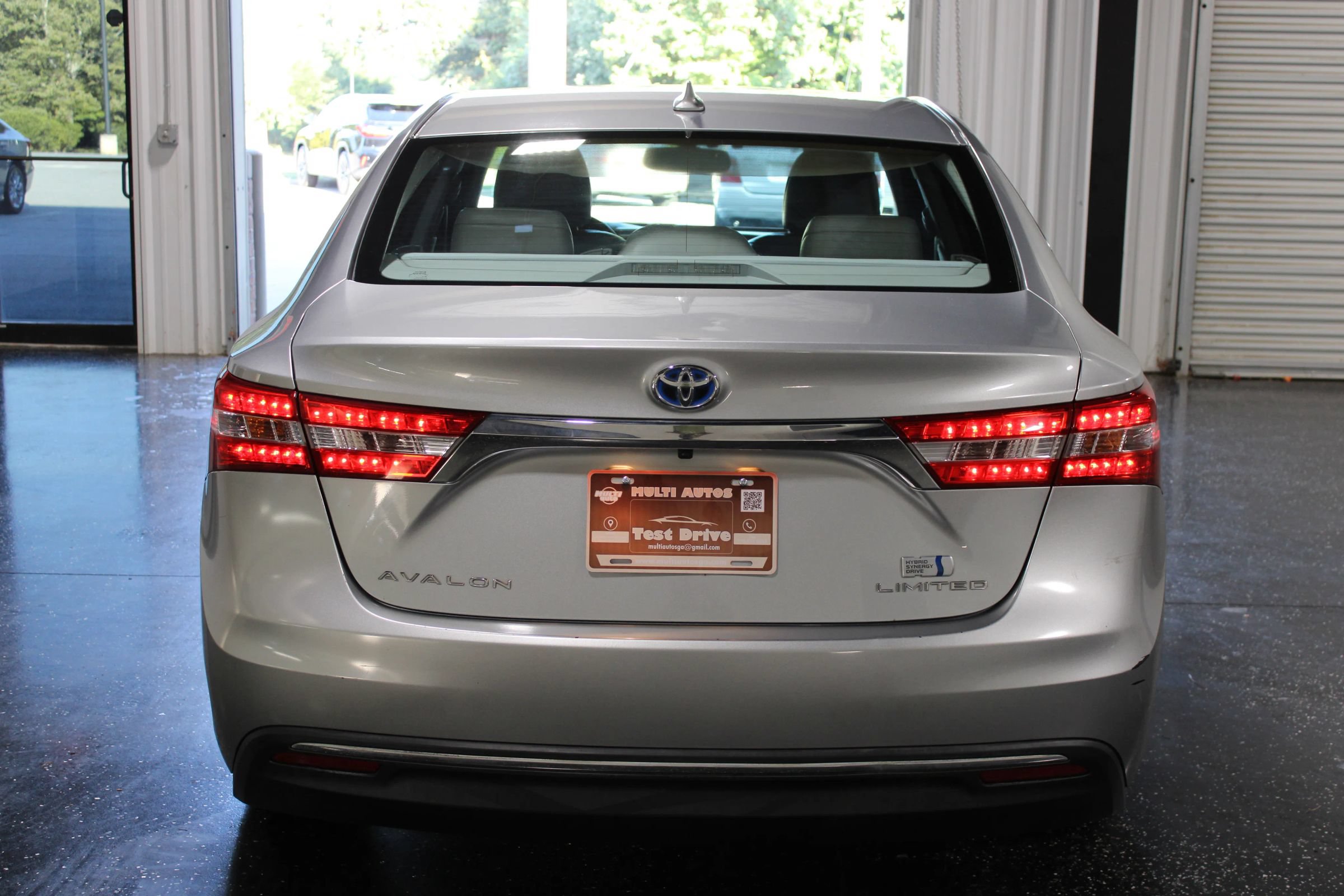 Used 2015 Toyota Avalon Limited w/ Technology Package FWD image 4