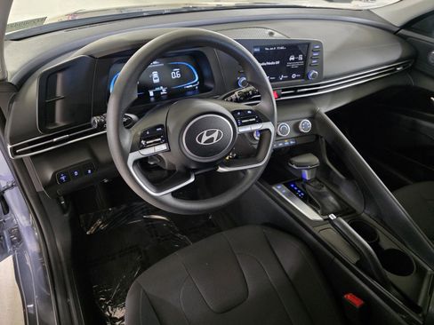Certified 2025 Hyundai Elantra SE image 22