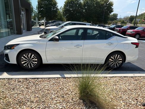 Used 2025 Nissan Altima 2.5 SV FWD image 5