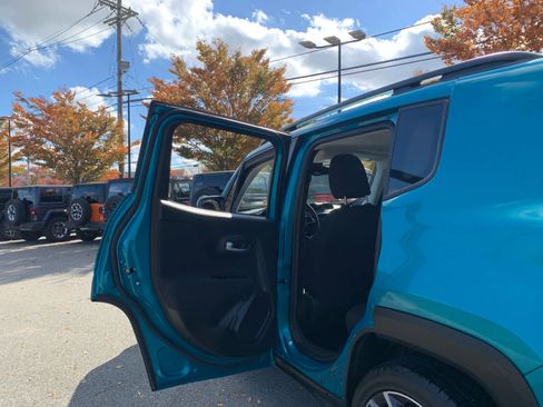 Used 2020 Jeep Renegade Latitude w/ Safety & Security Group II image 33