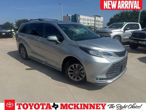 Used 2021 Toyota Sienna XLE FWD image 1