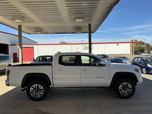 Used 2022 Toyota Tacoma TRD Off-Road image 4
