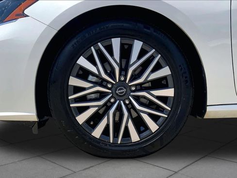 Used 2024 Nissan Altima 2.5 SV FWD image 11