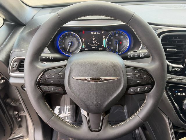 Used 2025 Chrysler Pacifica Limited FWD image 29