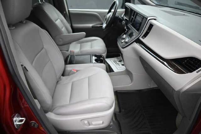 Used 2017 Toyota Sienna XLE w/ Outdoor Package FWD image 21