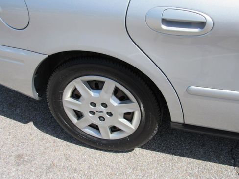 Used 2004 Ford Taurus SE image 4