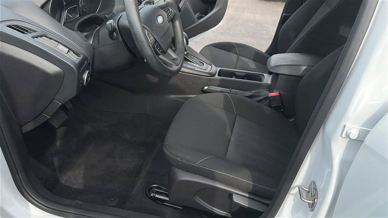 Used 2018 Ford Focus SE w/ SE Appearance Package FWD image 22