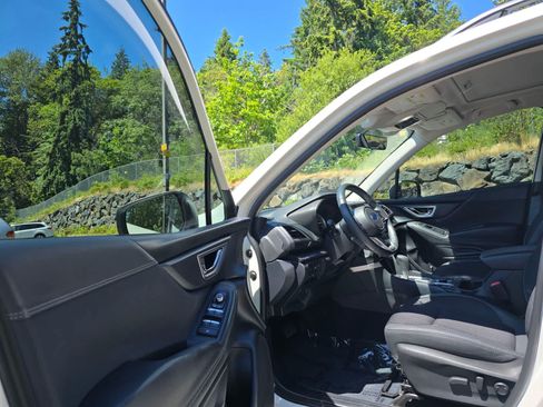 Used 2019 Subaru Forester Premium AWD/4WD image 18