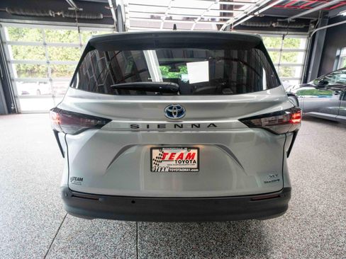 Used 2023 Toyota Sienna XLE FWD image 3