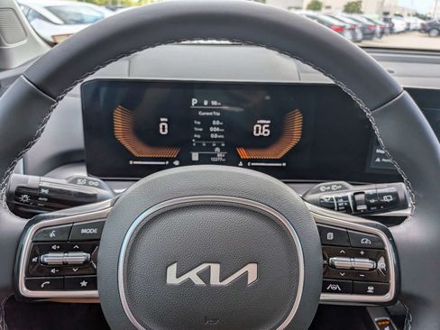 Certified 2025 Kia Sorento S AWD/4WD image 36