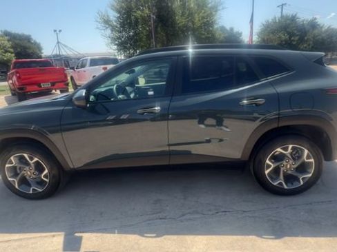 Used 2025 Chevrolet Trax LT FWD image 5