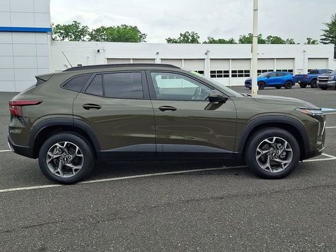 Used 2024 Chevrolet Trax LT w/ Driver Confidence Package FWD image 7