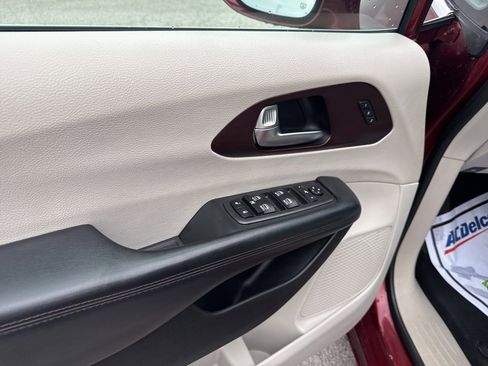 Used 2020 Chrysler Pacifica Limited image 14