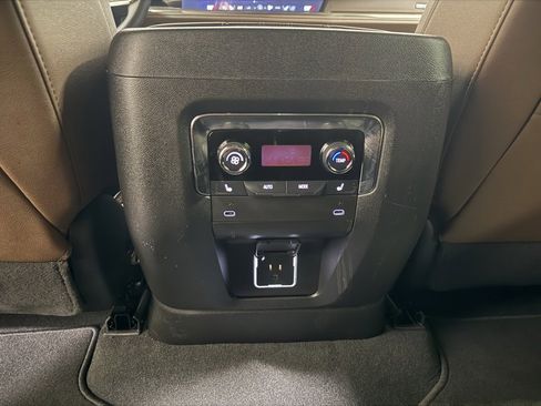 Certified 2025 Chevrolet Tahoe High Country w/ Sun And Tow Package image 21