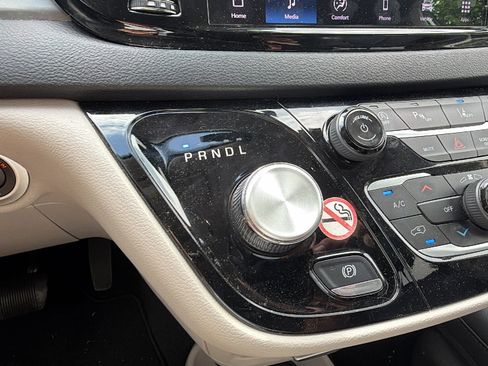 Used 2024 Chrysler Pacifica Touring-L FWD image 29