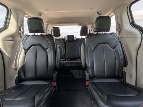 Used 2023 Chrysler Pacifica Touring-L image 31