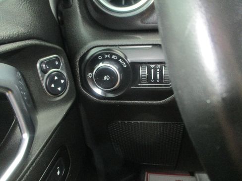 Used 2021 Jeep Wrangler Unlimited Sahara AWD/4WD image 14