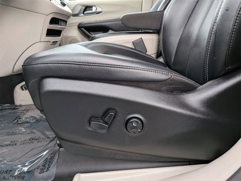 Used 2024 Chrysler Pacifica Touring-L image 16