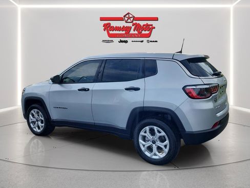 Used 2025 Jeep Compass Sport image 3