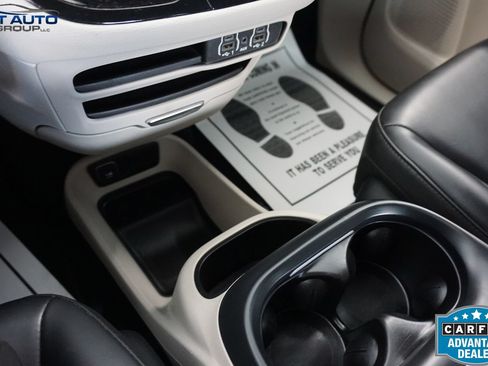 Used 2023 Chrysler Pacifica Touring-L FWD image 37