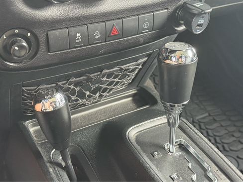 Used 2018 Jeep Wrangler Unlimited Sahara AWD/4WD image 38