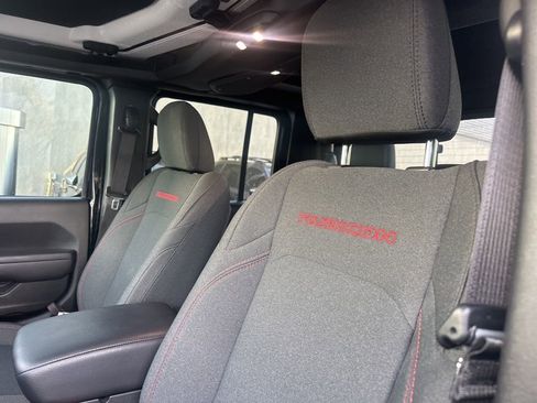 Used 2024 Jeep Gladiator Rubicon w/ Technology Group image 13