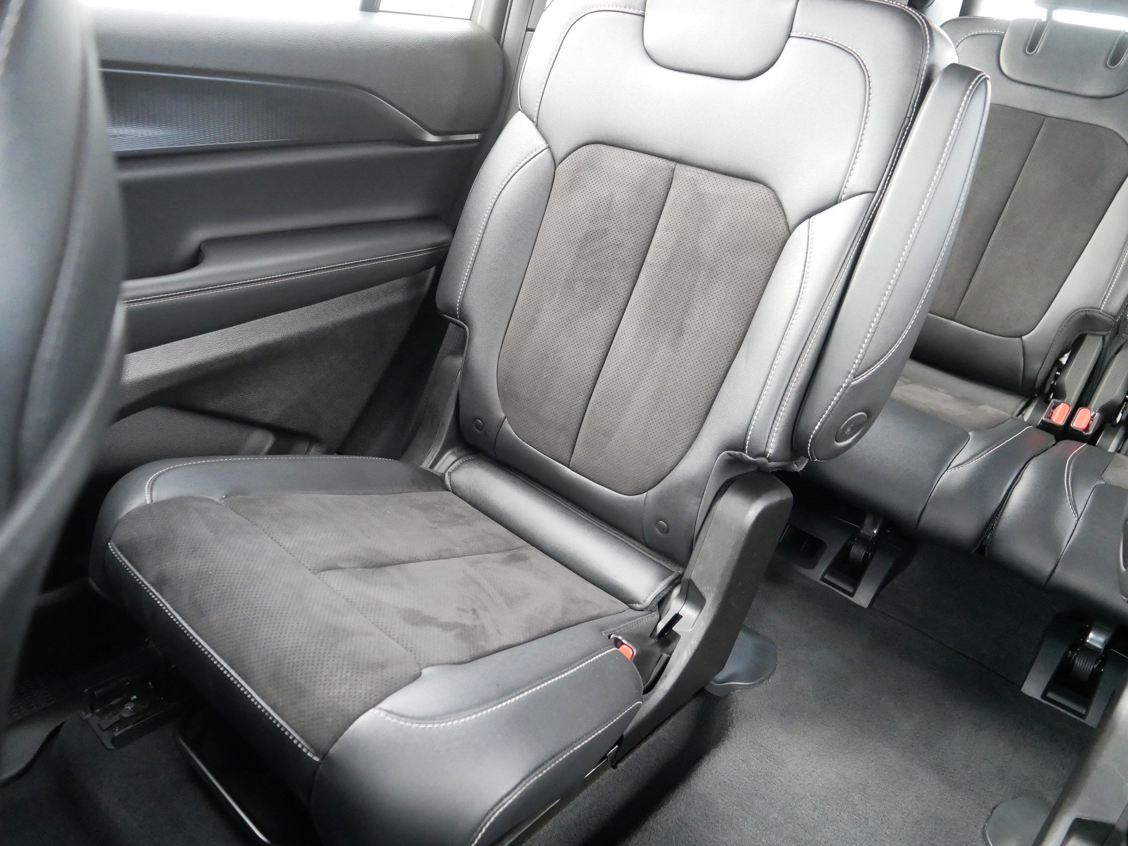 Used 2023 Jeep Grand Cherokee L Laredo AWD/4WD image 12