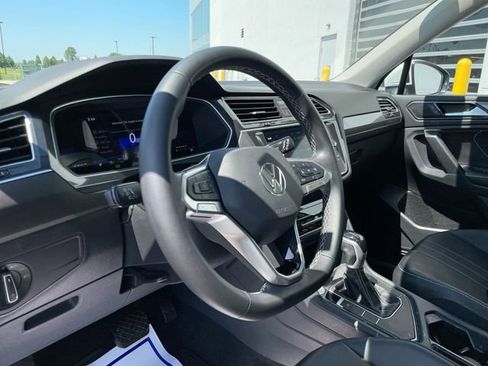 Used 2024 Volkswagen Tiguan SE w/ Panoramic Sunroof Package FWD image 9