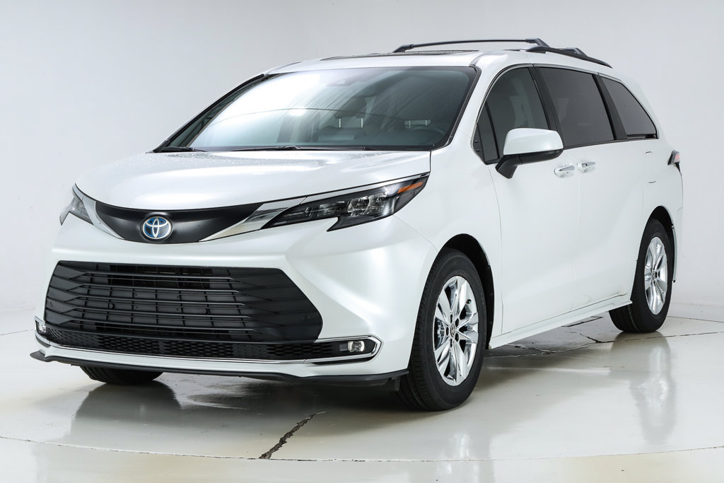 Used 2024 Toyota Sienna XLE w/ XLE Plus Package AWD/4WD image 4