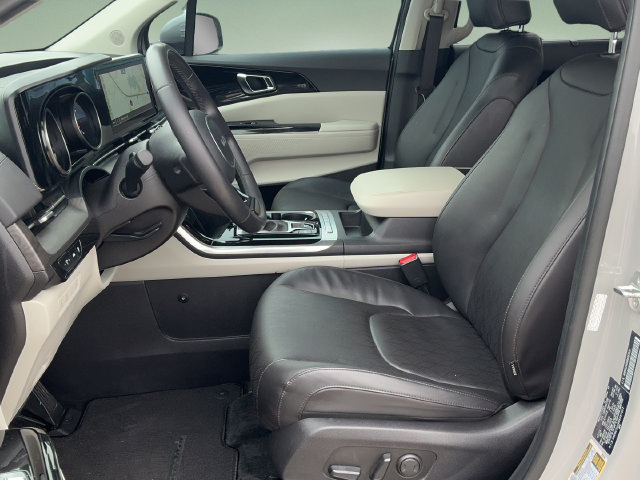 Used 2024 Kia Carnival EX FWD image 13