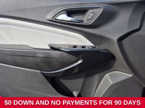 Used 2025 Chevrolet Trax LT w/ LT Convenience Package FWD image 11