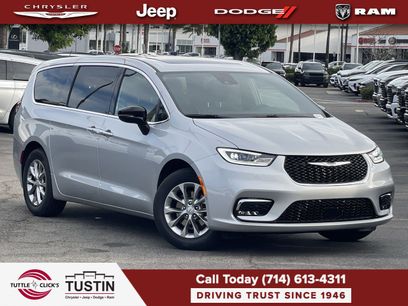 New 2026 Chrysler Pacifica Limited w/ Uconnect Theater Family Group