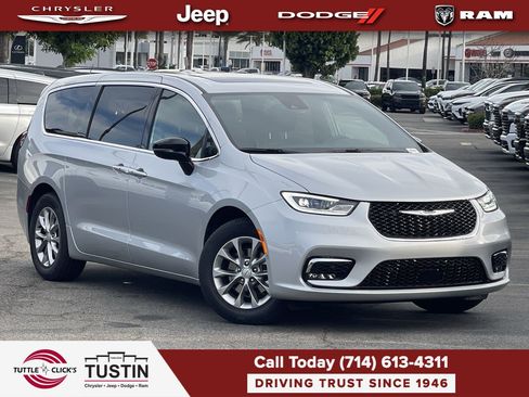 New 2026 Chrysler Pacifica Limited w/ Uconnect Theater Family Group FWD image 1