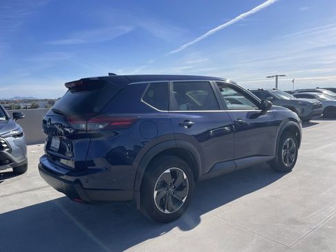 Used 2024 Nissan Rogue SV image 2