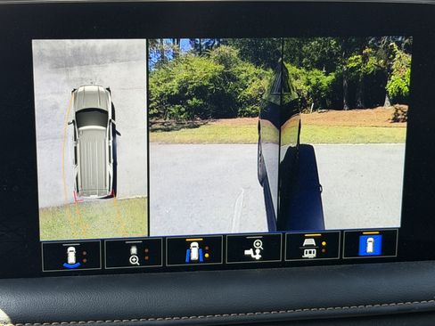 Used 2024 GMC Yukon XL AT4 w/ Technology Package image 11