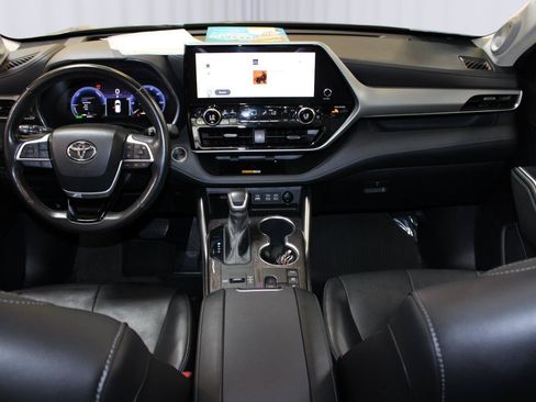 Used 2024 Toyota Highlander Platinum AWD/4WD image 2